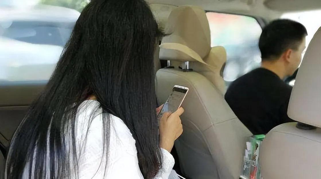 我要不要征求他意见？[捂脸哭]11月3日，杭州一网约车司机正常接单，但遇上一位特