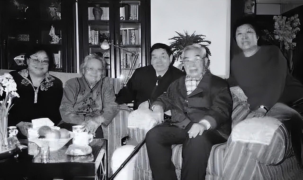 1977年，张爱萍二度执掌国防科委，第一件事就是换搭档。当时不少人私下嘀咕，