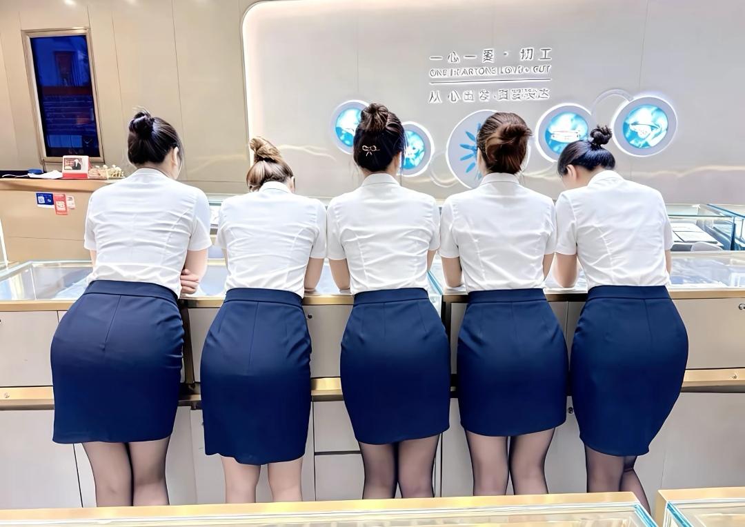 优雅珠宝店里的时尚姐妹花