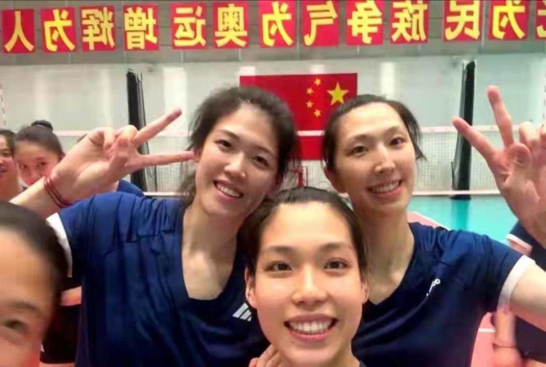 李盈莹已经开始有球训练，估计亚锦赛之前应该回归中国女排可以打比赛了。不然南京站世