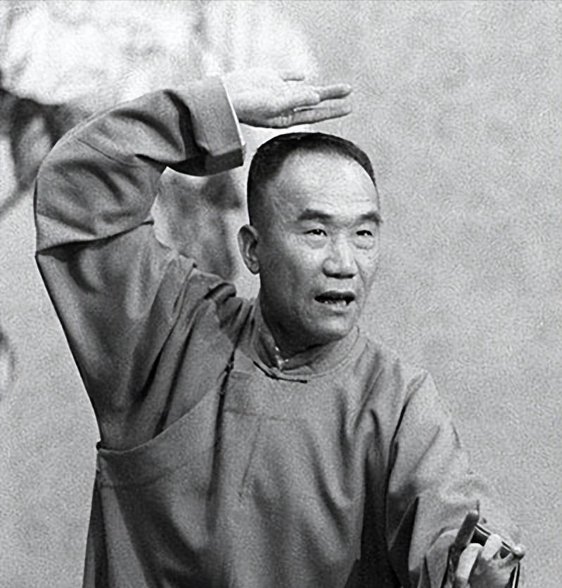 1950年，随着一夫一妻制的颁布，侯宝林召开家庭会议，看着泪流满面的三个老婆，