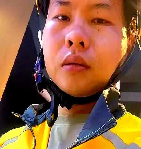 女子点的外卖超时了，外卖小哥送到时递了个红包，求她别给差评。她拆开一看，