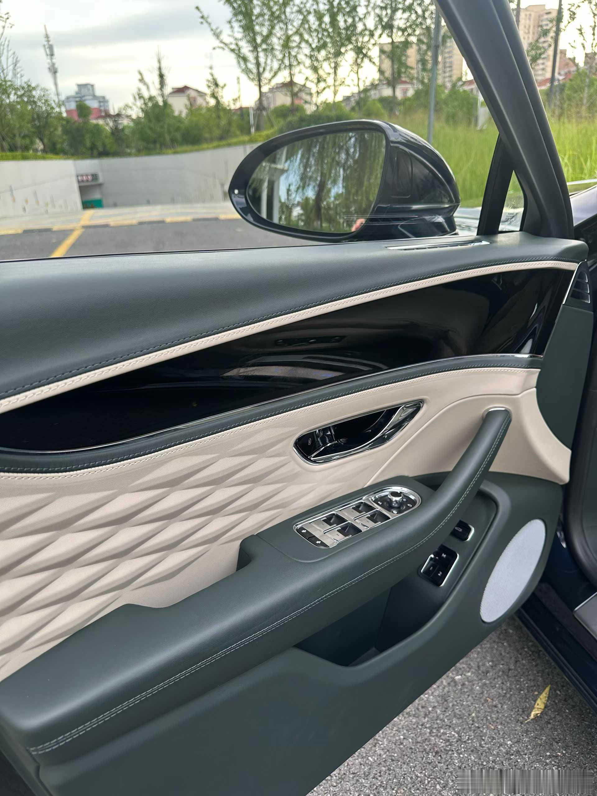 宾利飞驰4.0T，22年上牌，2.4万公里，穆勒包、升降标、大轮毂、蓝外白色内饰