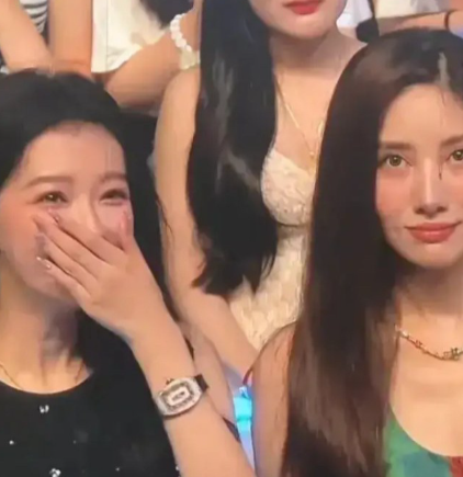 果然奢侈品不坑穷人，孙怡这手表居然这么贵，把一套房子戴在手上