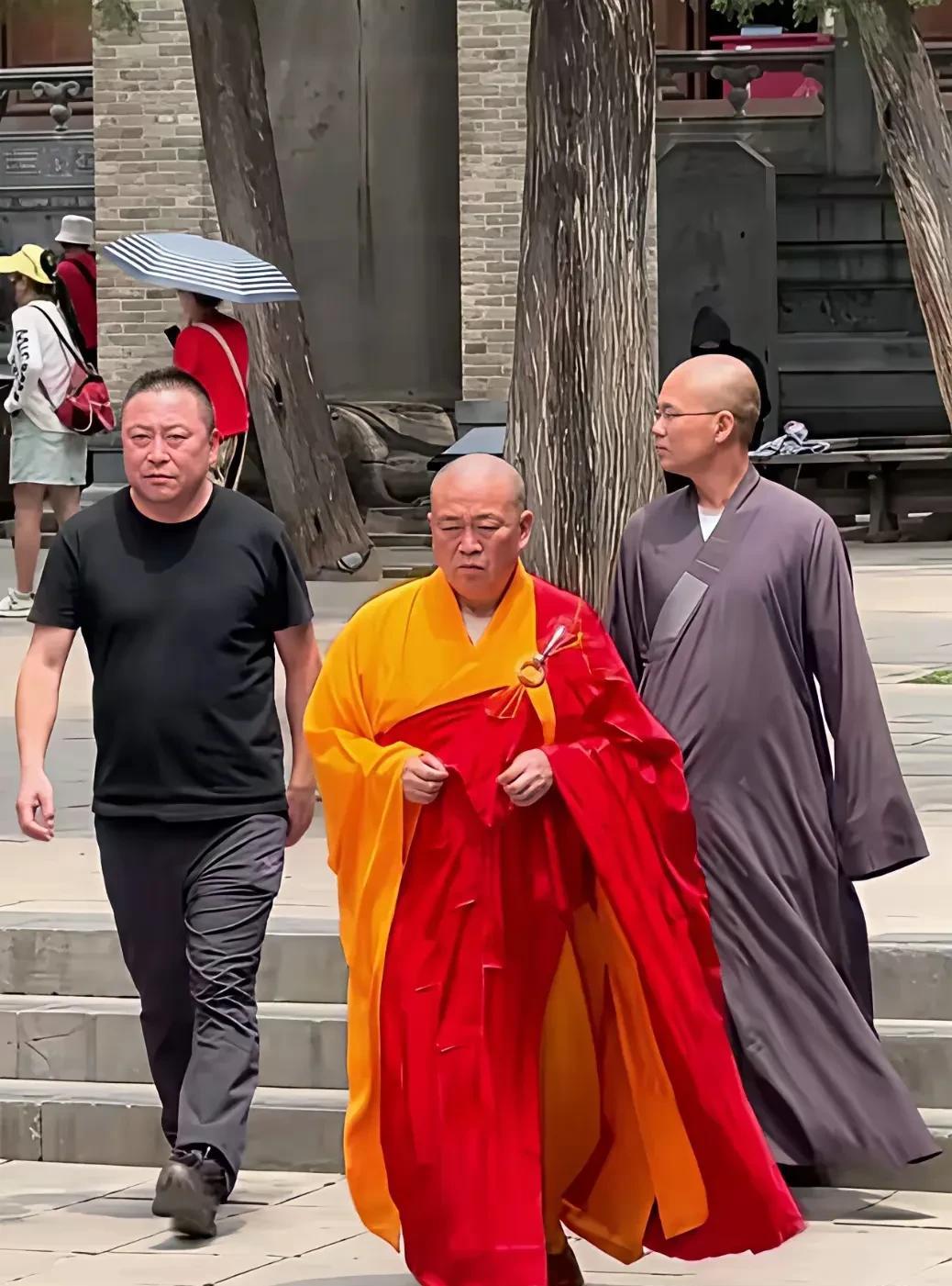 有媒体发现平时与大师形影不离有二个人，一个是武技高强学过武当功夫的保镖，一个是满