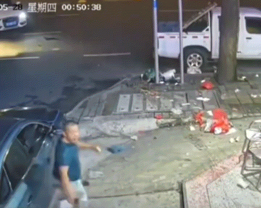 “腿都吓软了”！广东，一男子晚上在路边散步，不料走到一路口处时，一辆黑色小车突然