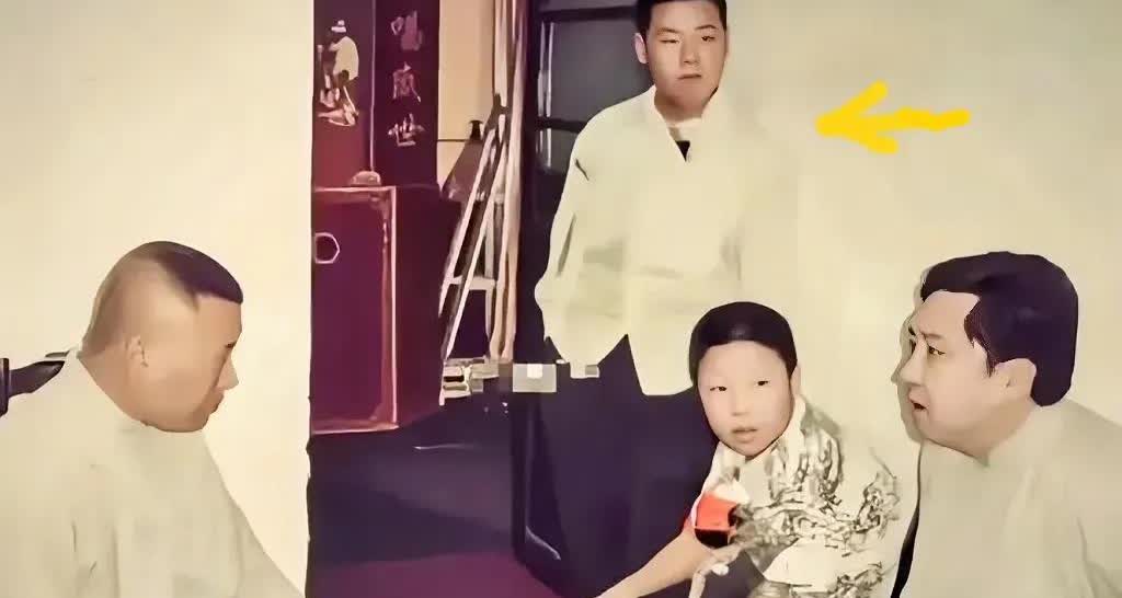 这是一张21年前的照片。别人都坐着，只有他站着。看面相他就是一个让你放心