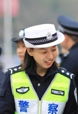 群众一句“警官”温暖了多少辅警的心！但温暖不能冲昏头脑，荣誉不能掩盖不足。