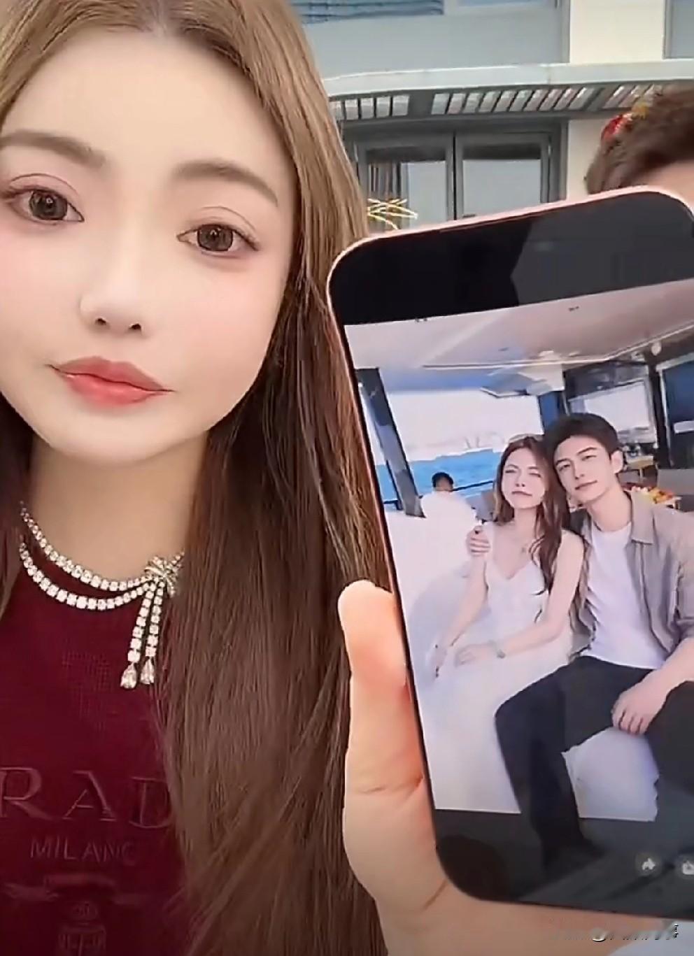 蛋蛋官宣恋情晒“高富帅”男友亲密照片，公开家境实力！春节宿醉被两男同时追求示爱！