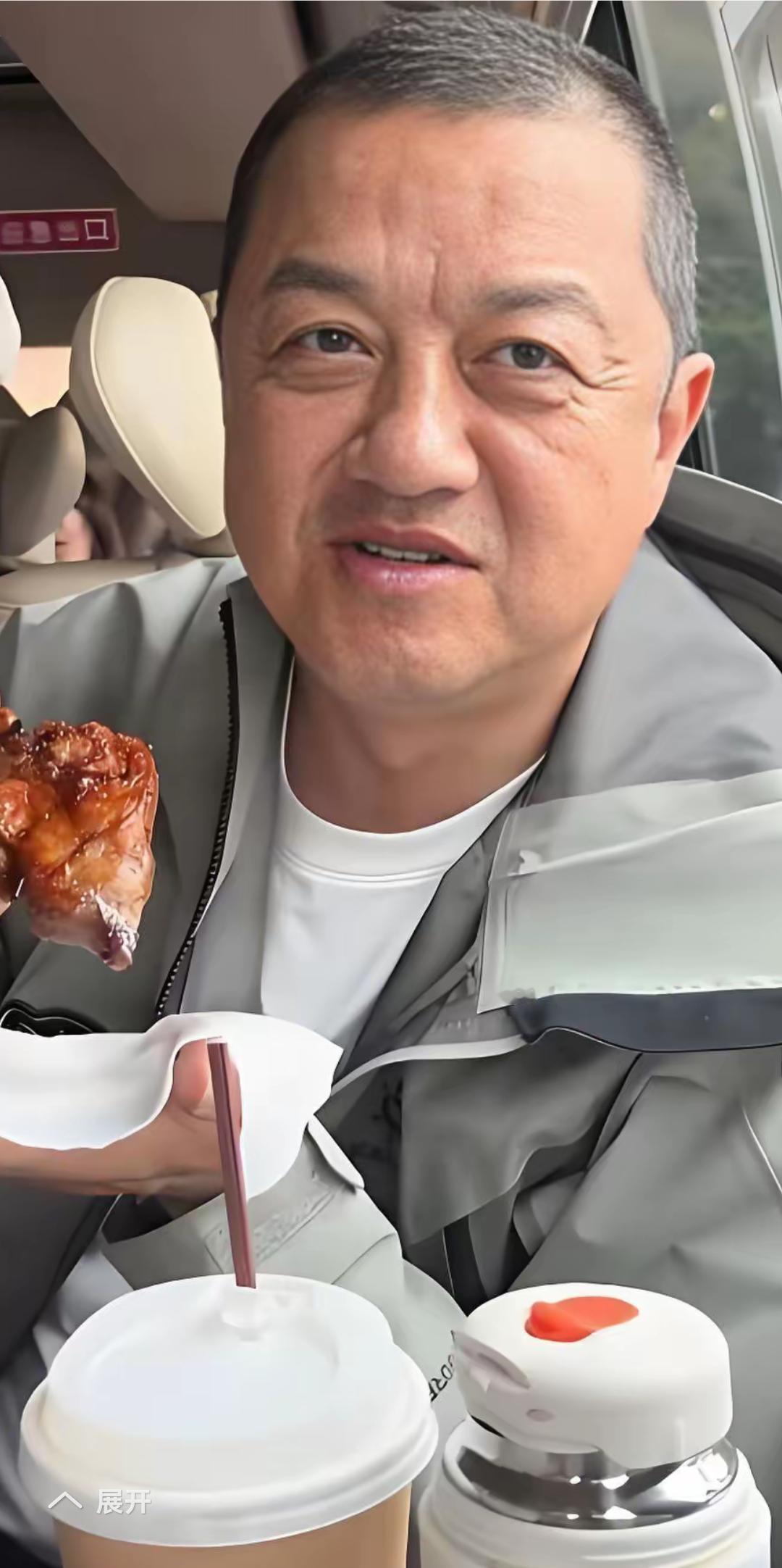 李亚鹏怎么变得这样老了，头发白了，眼角的皱纹重叠，眼袋好重，看来他压力还是非常大