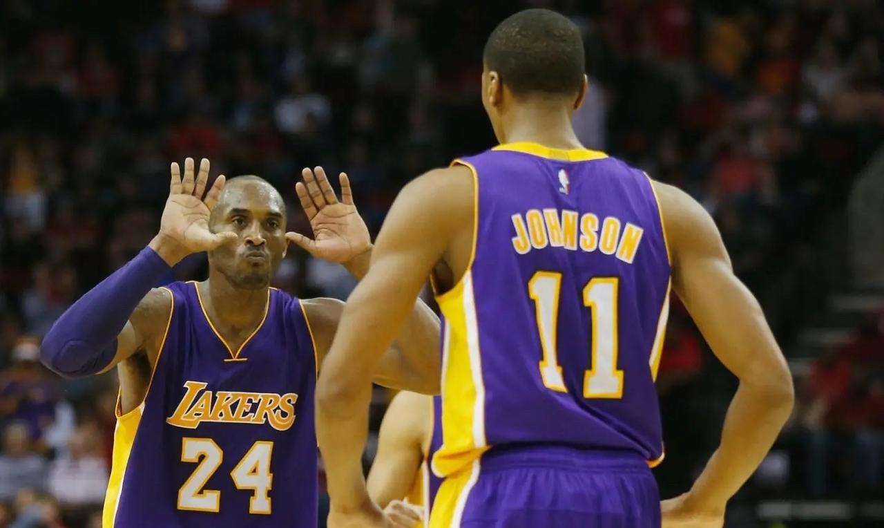 科比曼巴精神影响深远啊前NBA球员韦斯利-约翰逊近日接受采访谈到了和科比共事的