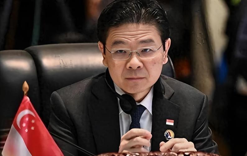 3000亿港元涌入香港？新加坡急了！不甘落后中国，拉高市一起叫板！近日，一笔规