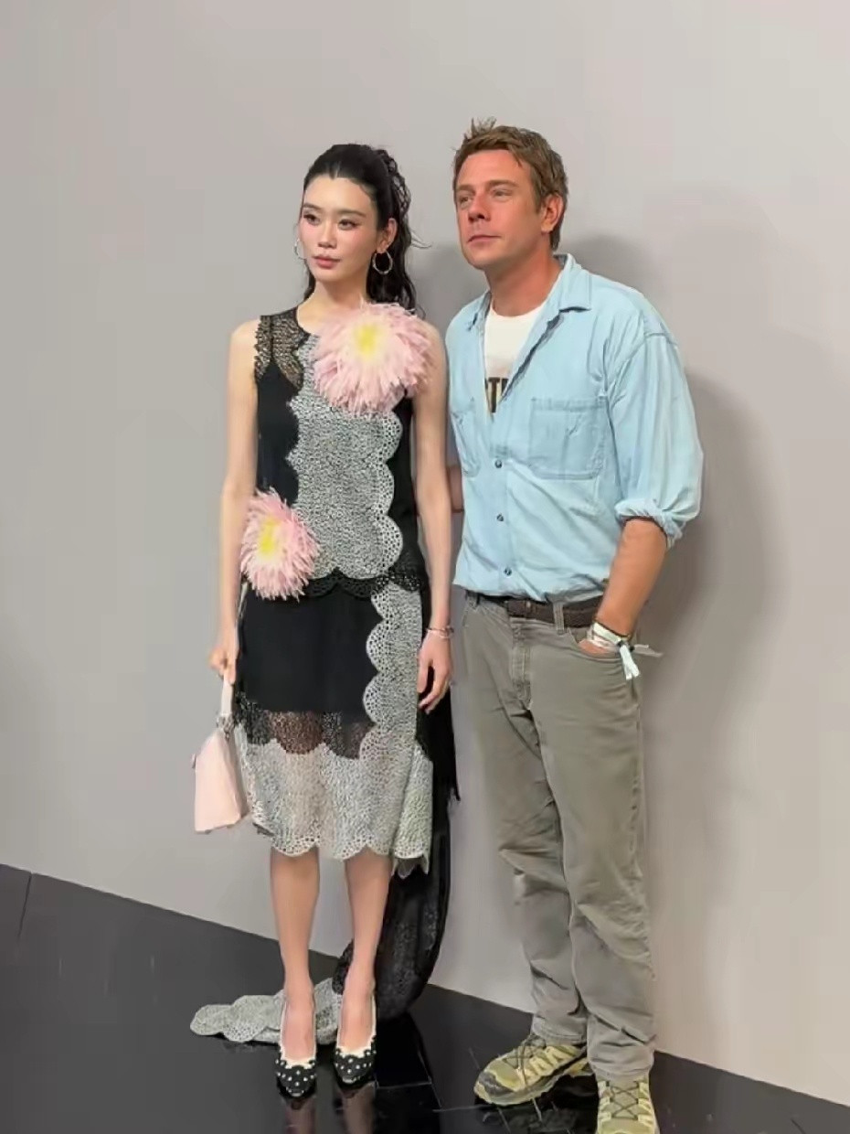 奚梦瑶亮相巴黎，受邀看秀！奚梦瑶上月刚结束世纪大婚，又是看网球又是看演唱会，现在