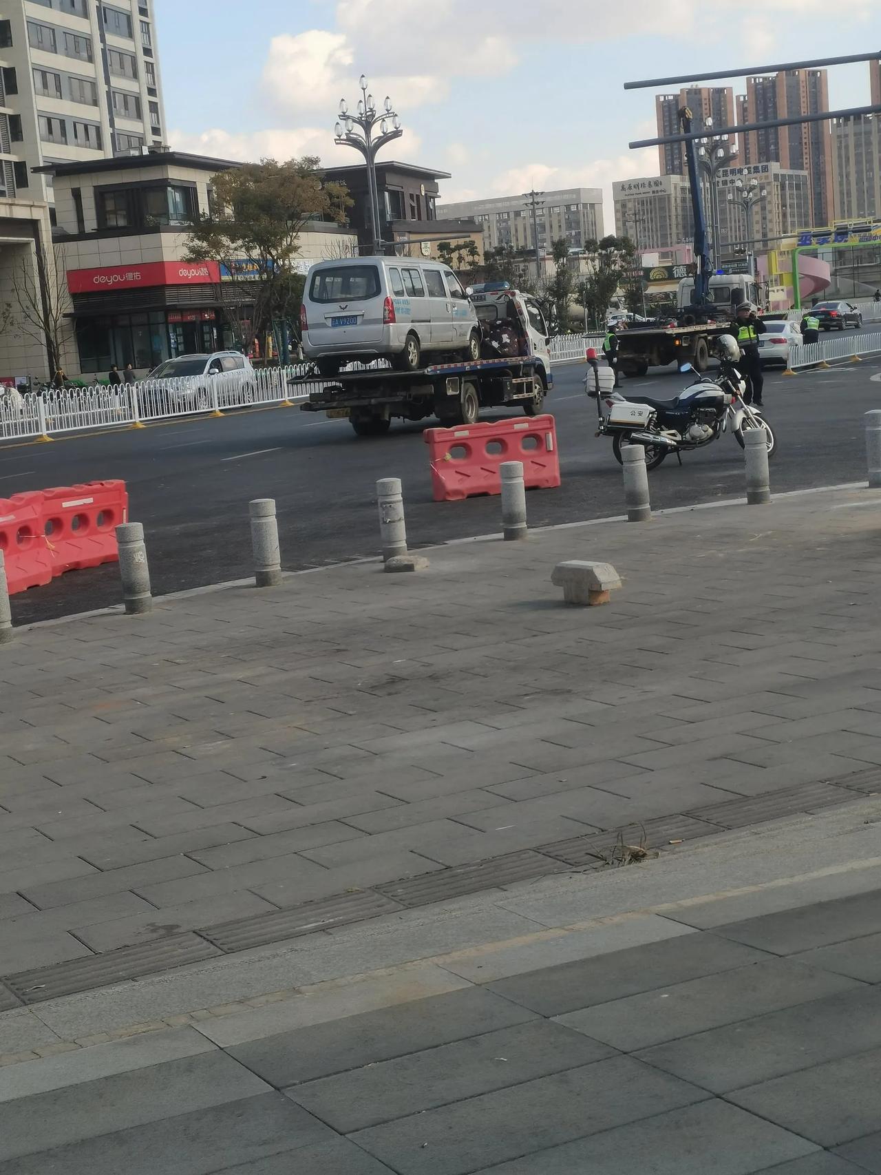 巫家坝区域的上班的及所有业主们办事的人们。请大家注意，都支持交警的工作，并且保