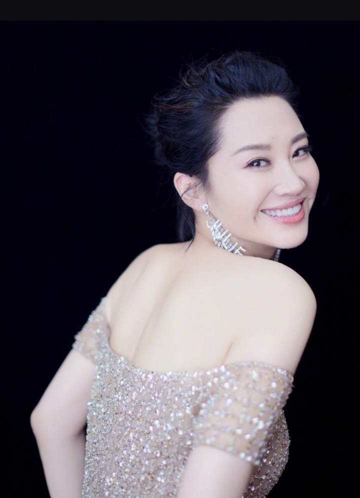 管虎找许晴演《老炮儿》里面和冯小刚有大尺度的戏许晴一开始很犹豫，反复斟酌后才同意演许晴要演的这个角色