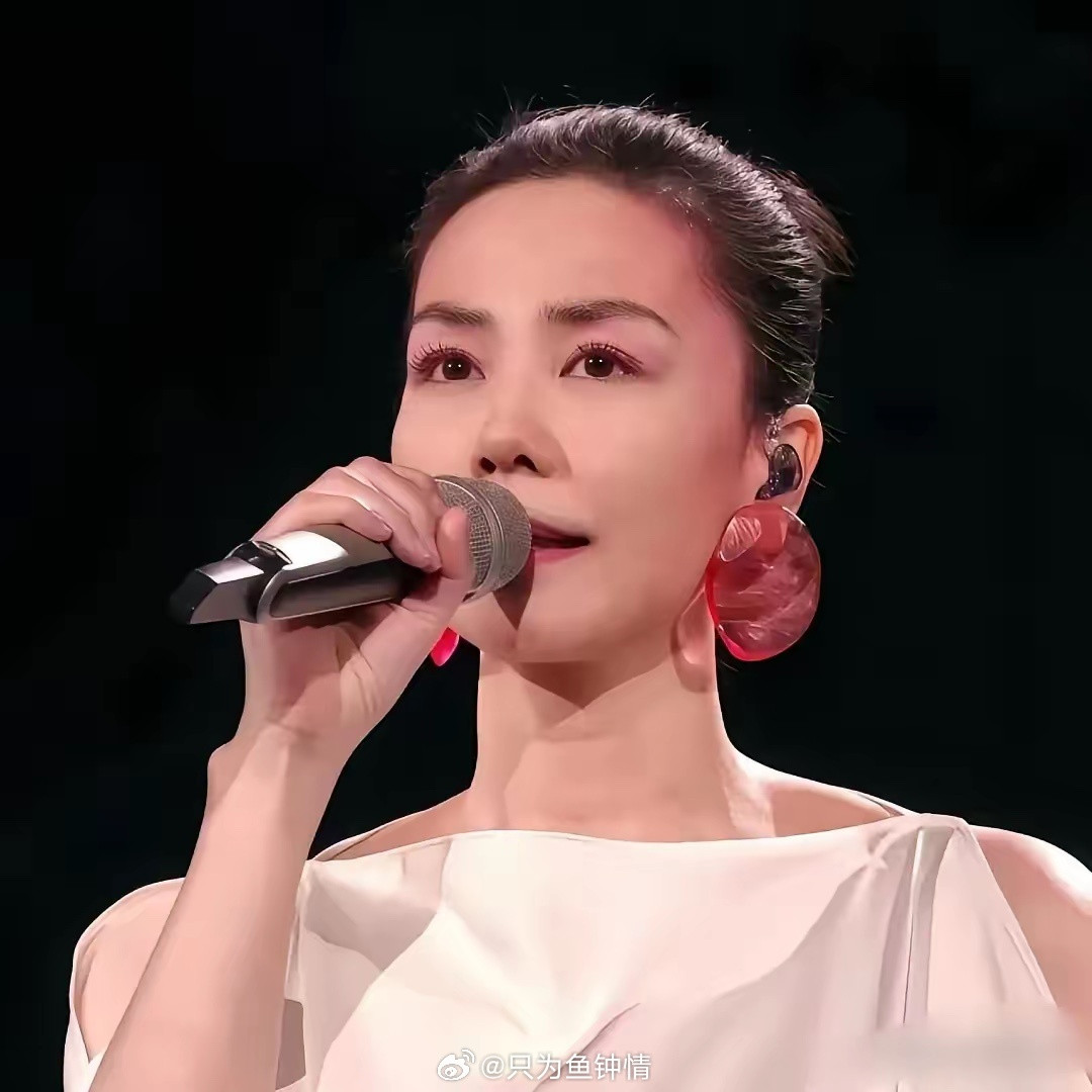 拍《港囧》时，徐峥邀请王菲唱主题曲，但是王菲不假思索就拒绝，徐峥不解:“为什么？