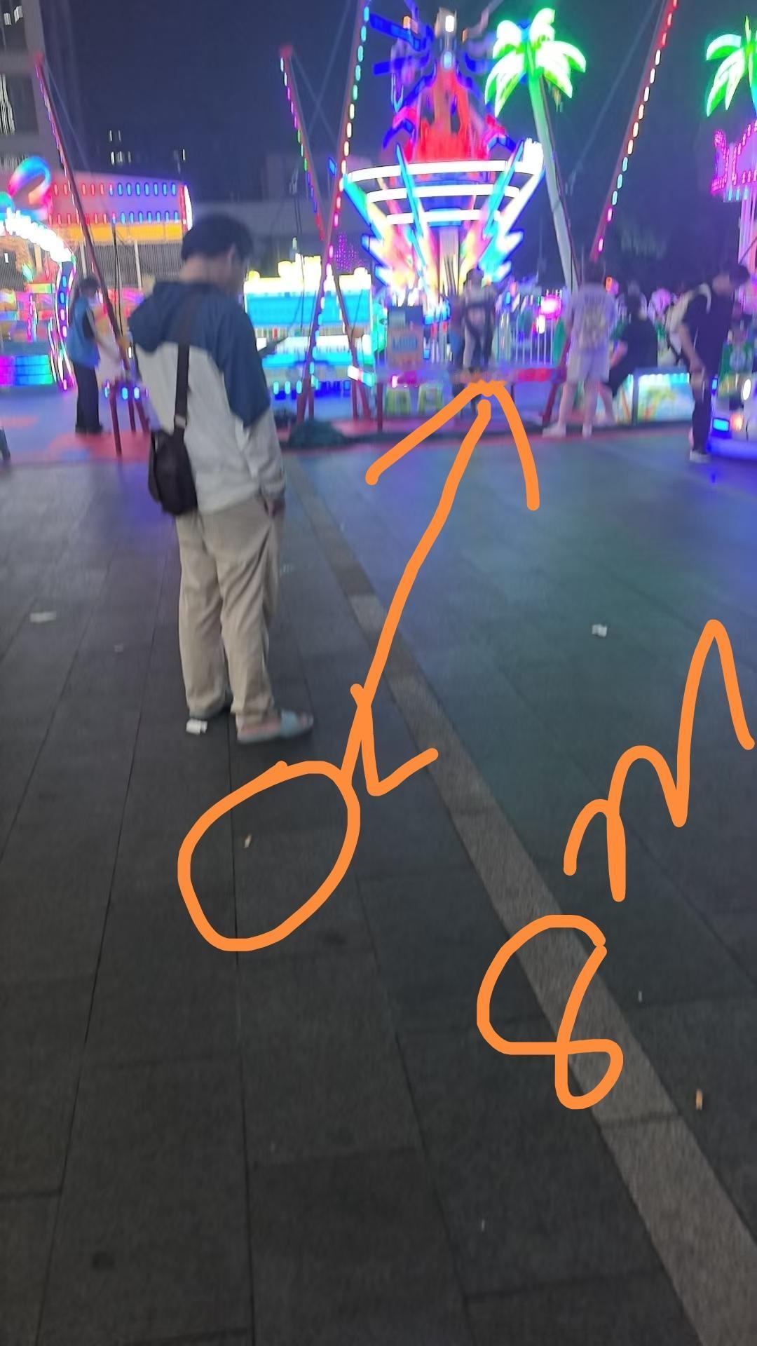 今晚八点，浦东三林世博家园浦乐汇广场发生一件奇葩事，我们俩在广场北侧，南侧是儿童