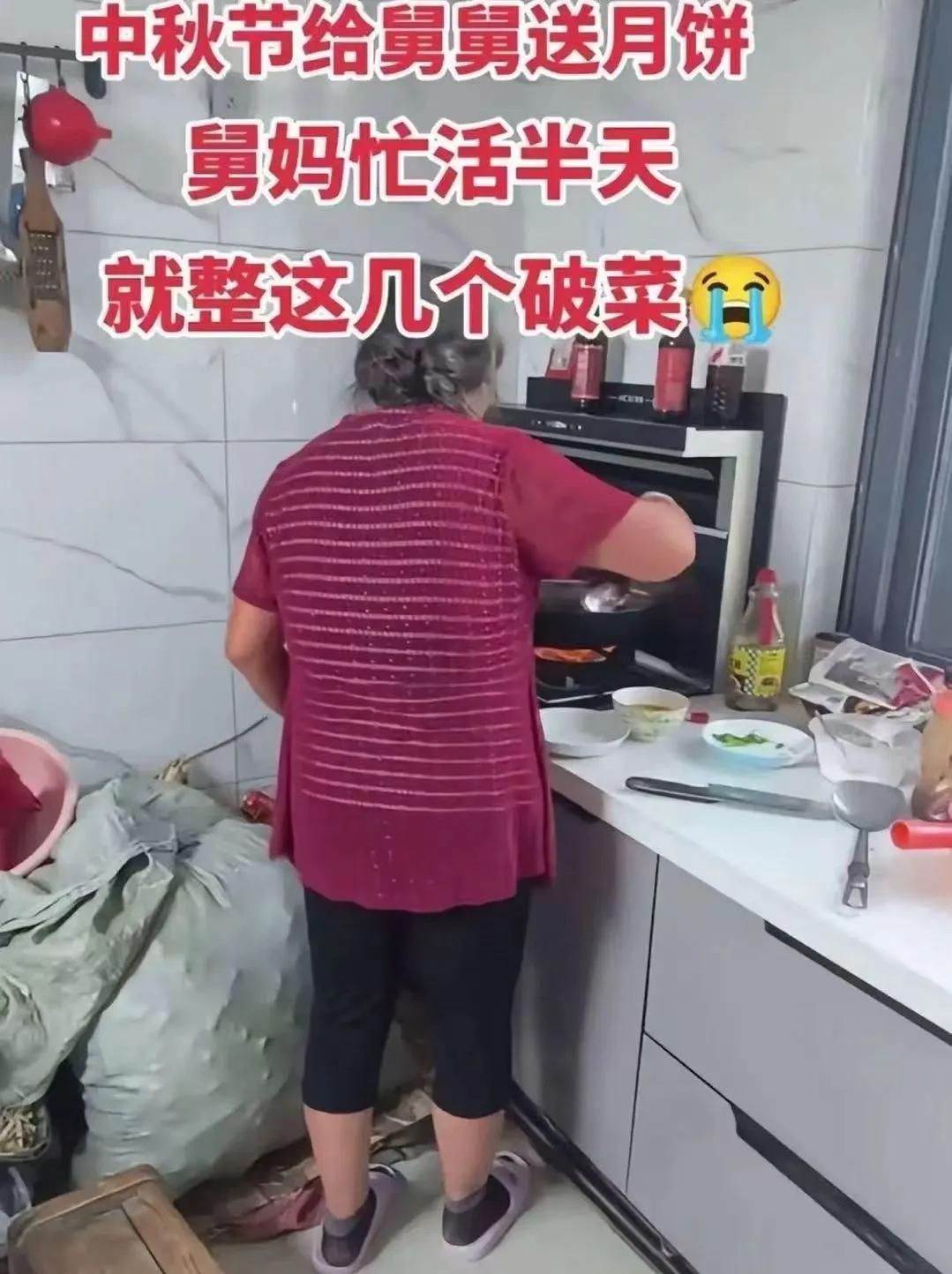 人到了中年再看中秋送月饼这桩事，最大的“孝顺”，是拎一盒高油高糖的月饼上门，