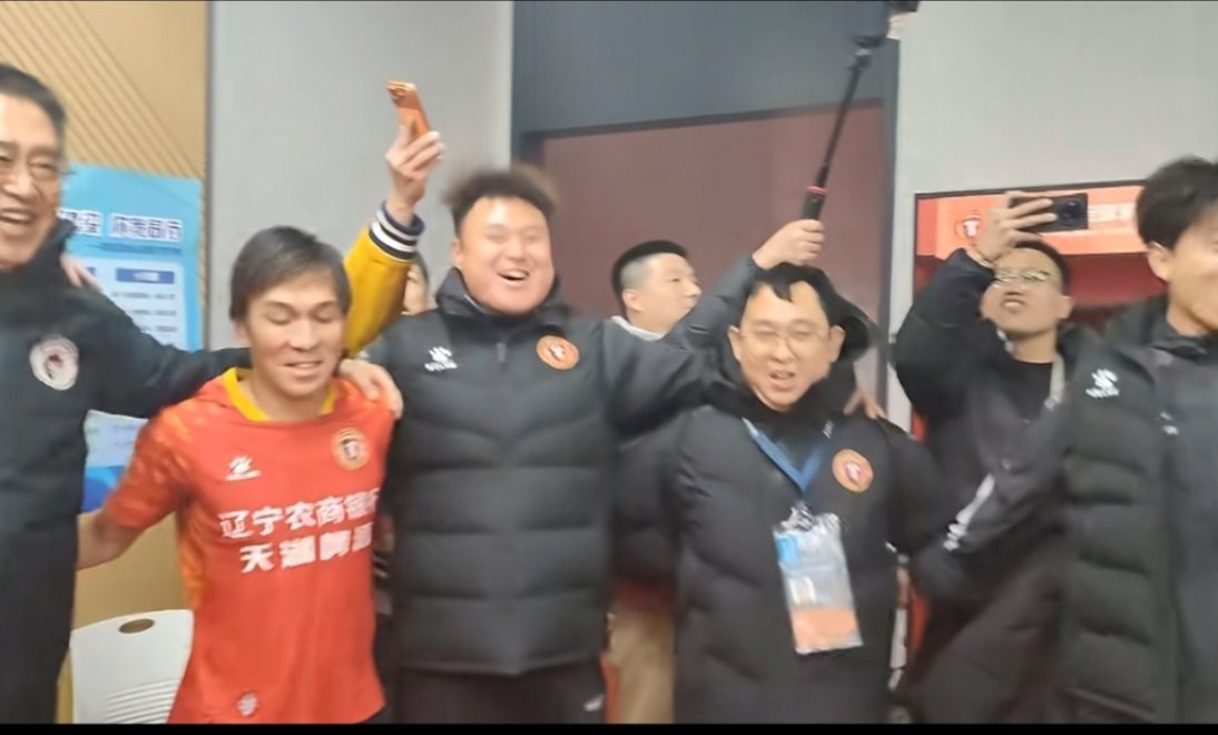 这发型整得挺喜庆。辽宁铁人夺得中甲冠军辽宁铁人升入中超