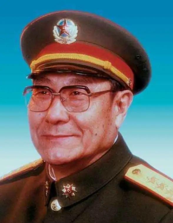 1948年，沈阳战俘营，一个16岁的国民党俘虏抹着眼泪，想领路费回家。一个解放军