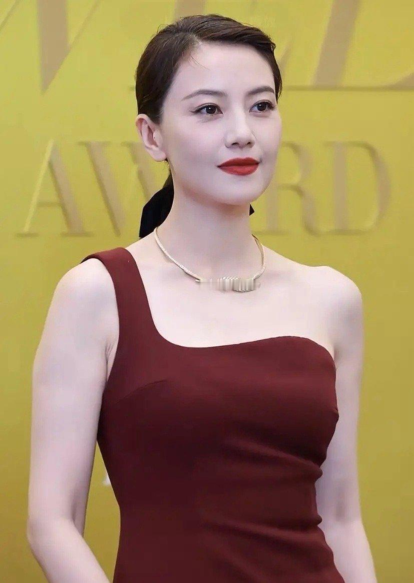 女明星，果然还是老牌的压的住场！46岁的高圆圆出席芭莎珠宝盛典，没有梳流行的高颅