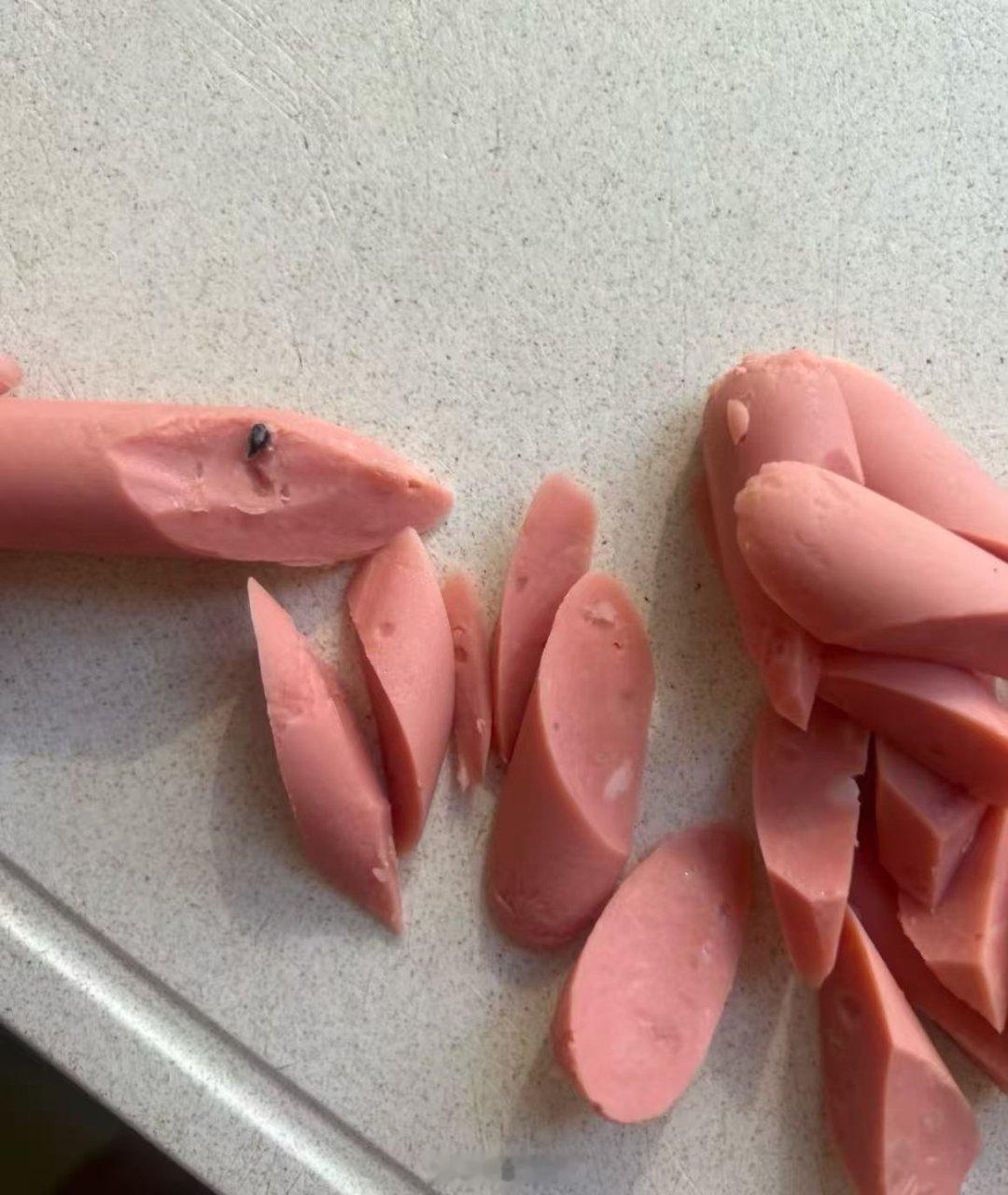 网友晒出这一幕，再也不吃火腿肠了