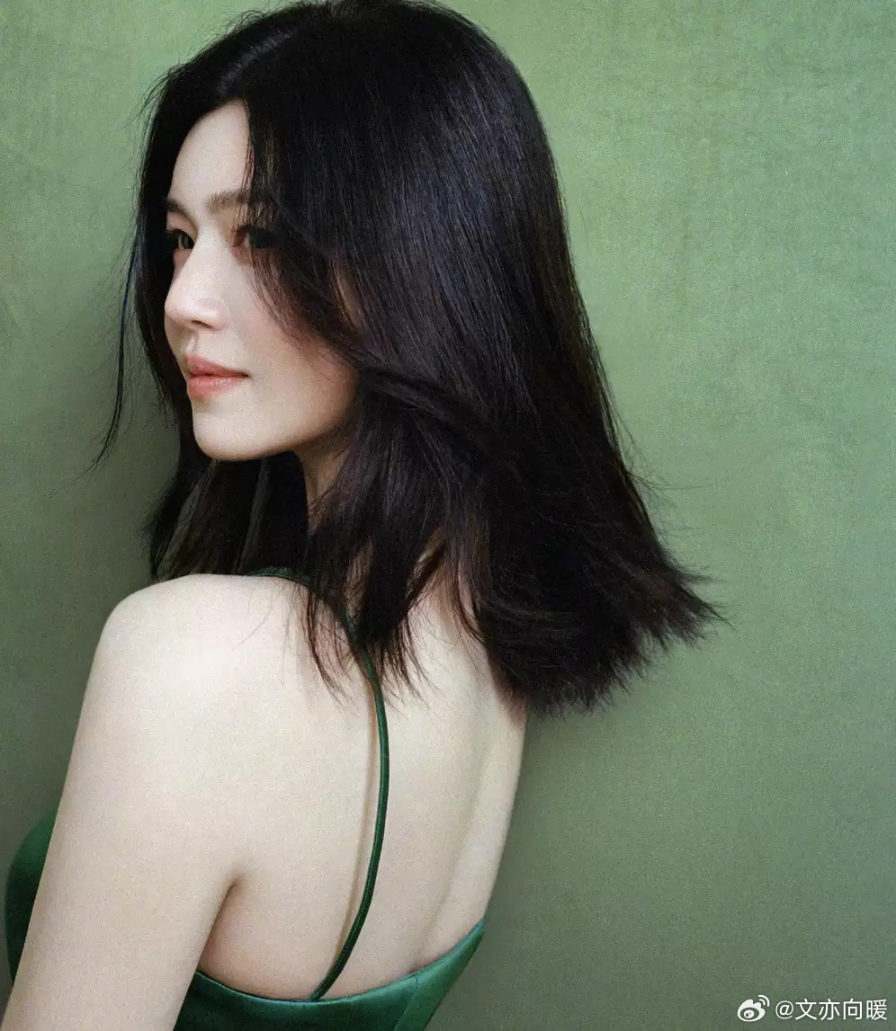 文亦娱乐陈妍希红白叠穿甜笑俏皮发丝飞扬尽显少女感