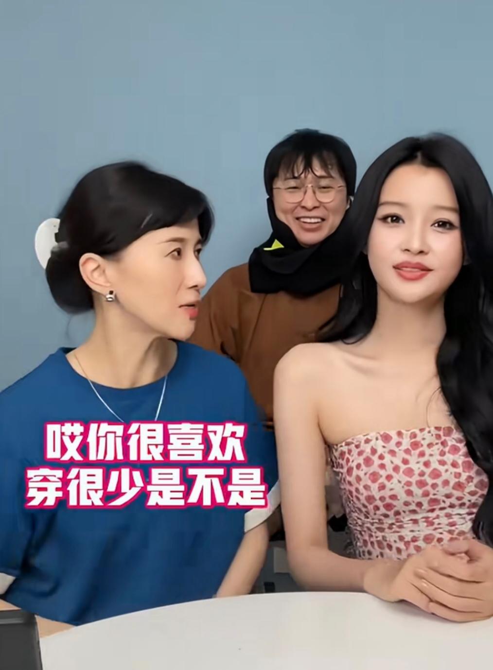 papi酱问孙怡：“哎你很喜欢穿很少是不是”孙怡：“是，我30岁之前我好像还不
