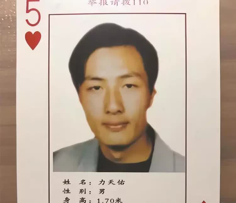 2016年，江苏一名男子去寺庙烧香拜佛时，感觉主持有些眼熟，一看手中的红色扑克牌