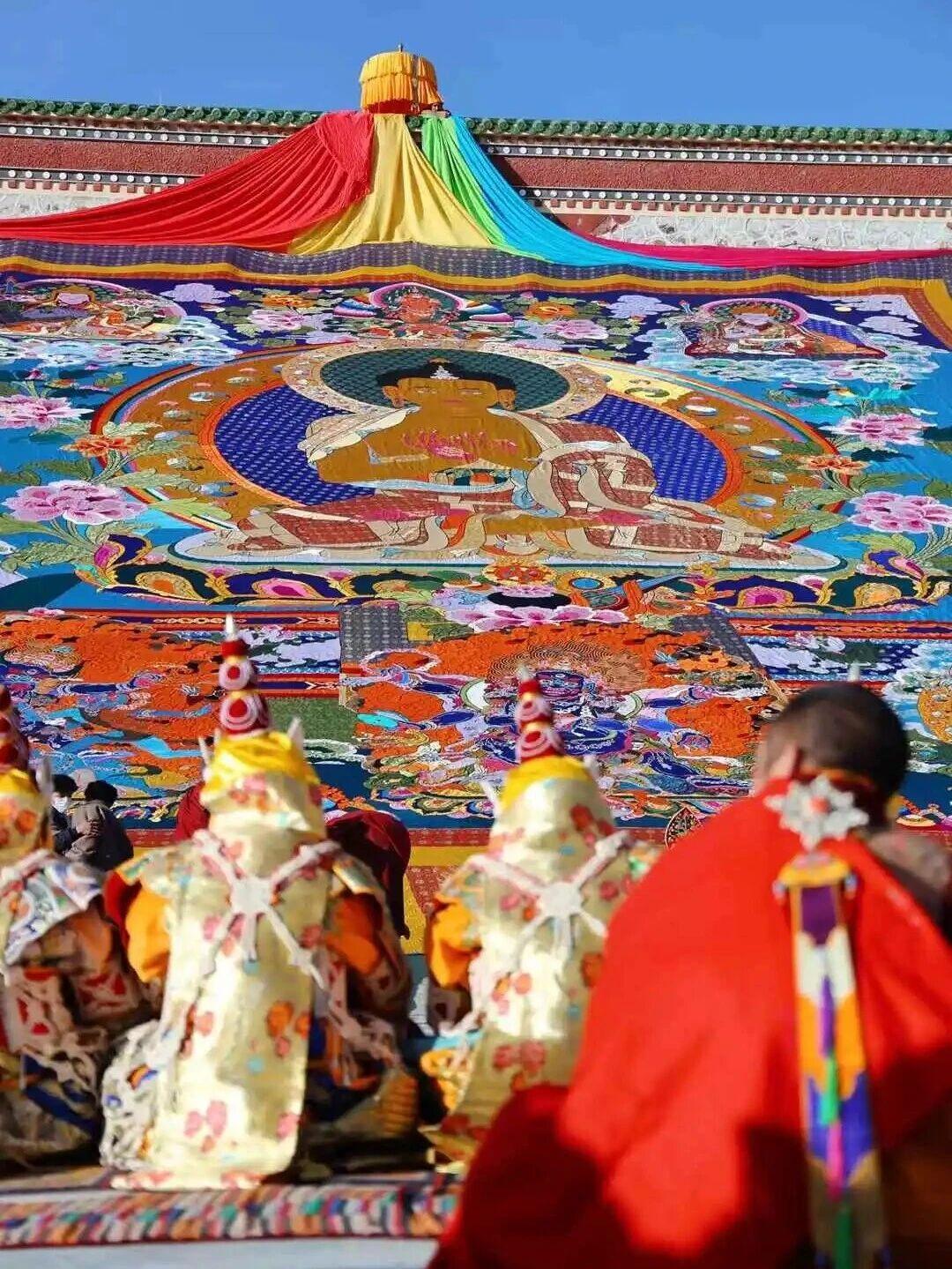 在雪域与信仰之间，她，守护着人间最虔诚的灯火。有人说，甘南是一片苏醒的净土。每向