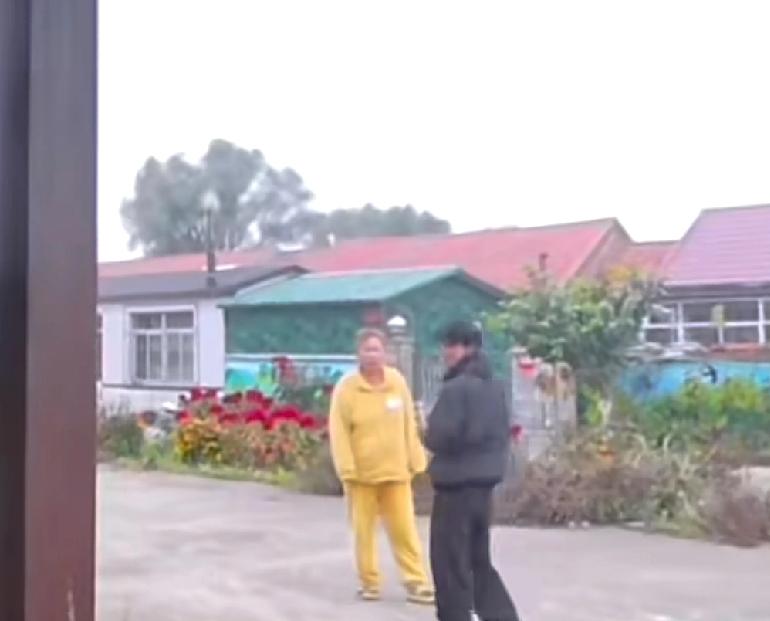 真的被东北人的热情感动了贵州一位年轻男子骑摩托车四处游玩，最近来到了东北可刚