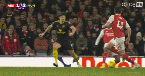 引争议! 邮报: 裁判组认定马奎尔支撑手手球, VAR核查确认不判点