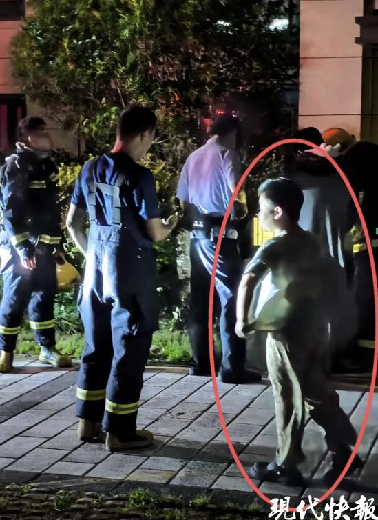 夜里10点，江苏泰州。一名10岁男孩写作业时感到双眼酸胀，走到阳台透气。