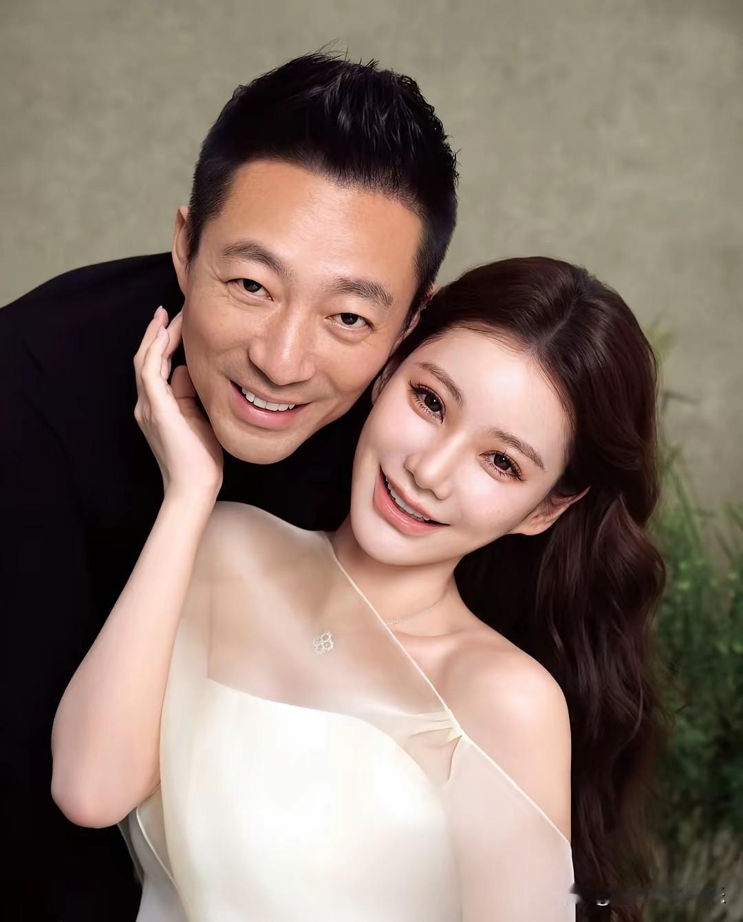 马筱梅情人节晒与汪小菲合影秀恩爱，马筱梅马上就要卸货了，这是他们拍的孕妇照，也是