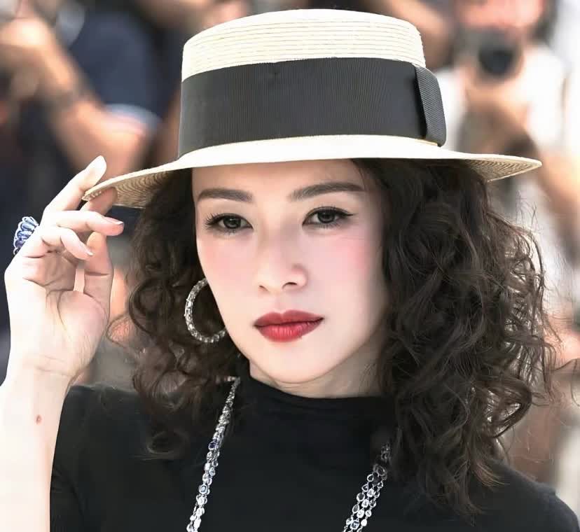 我开始有点理解章子怡国际知名度那么高了！章子怡哪里都好，但是她有一个致命