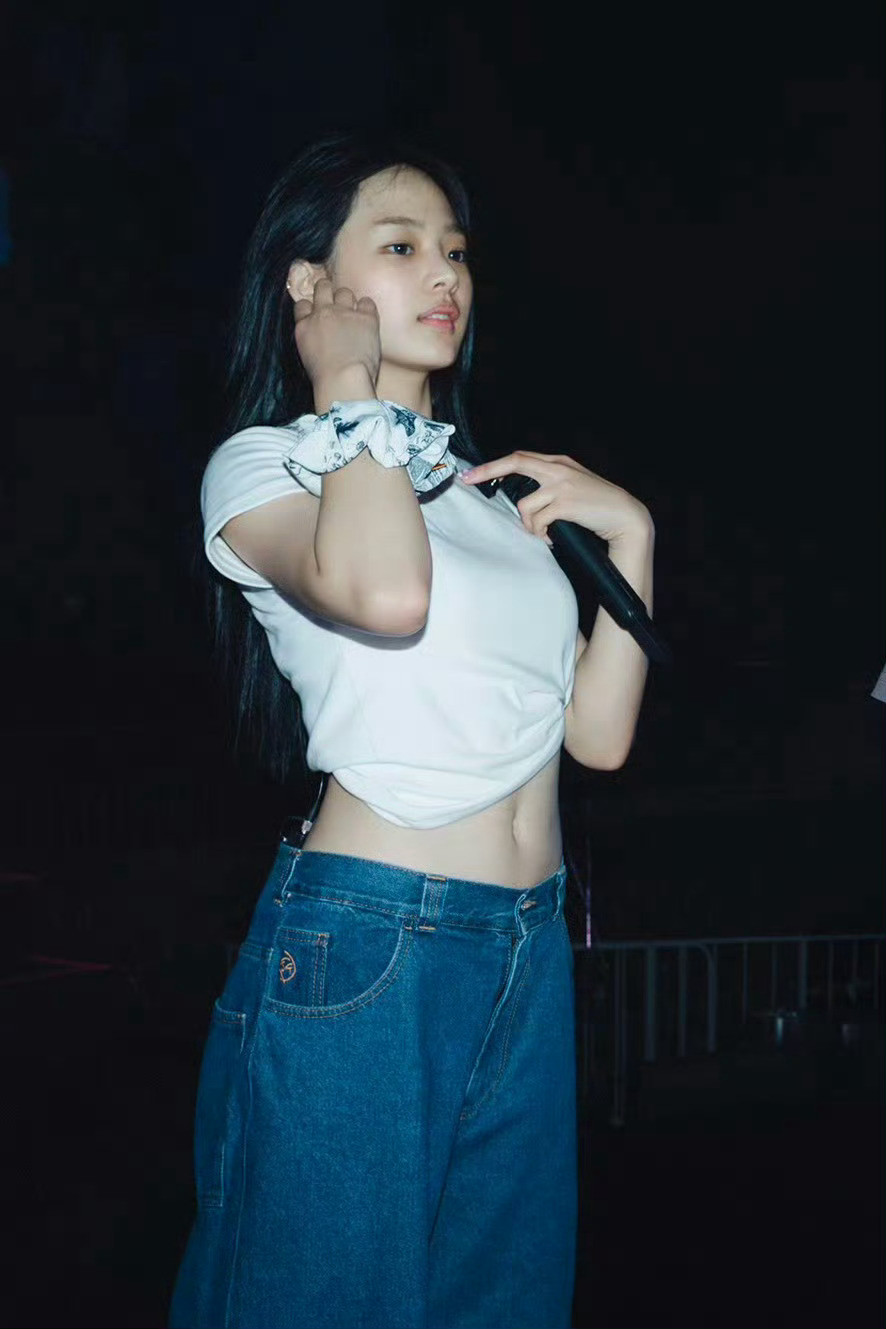 我心目中少女腰的正面和背面⚜️没有过度雕刻的痕迹全是恰到好处的优质脂肪​​​