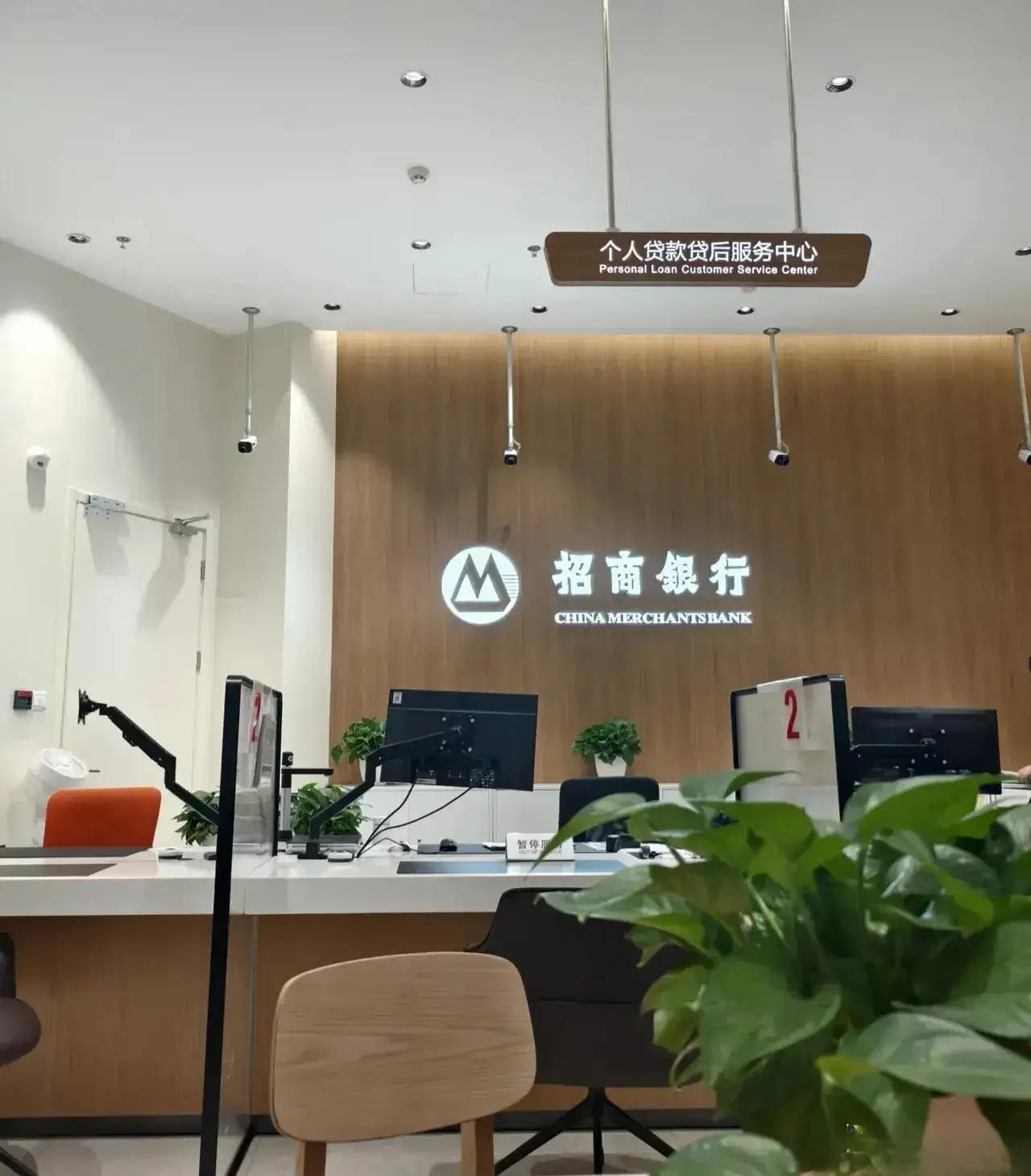 50年前，比谁能吃饱；40年前，比谁有三大件；30年前，比谁有手机；20年