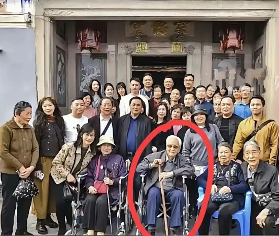 果真是有福之家，黄旭华院士家族有7人，超过90岁高龄。一、母亲：曾慎其，102