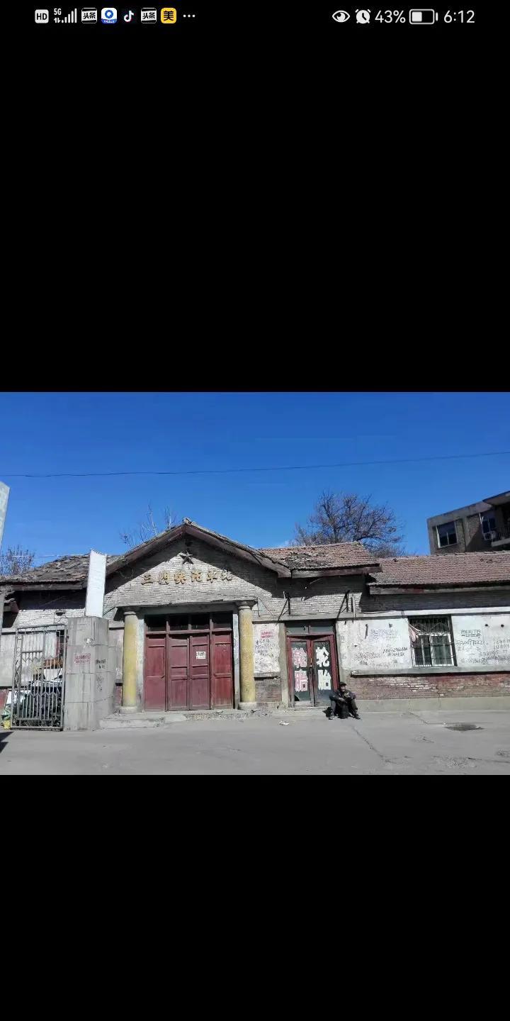 有一回，在火车上碰到一个满口地道河南话的西安老头在贬损河南洛阳，满是瞧不起的意味