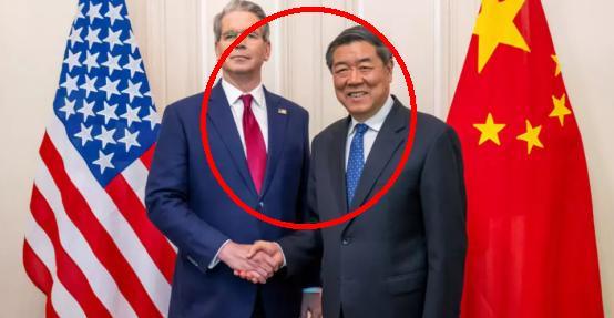中国和美国硬刚一个月没输，这事让全世界都坐不住了。有网友直言：原来美国不是铁板