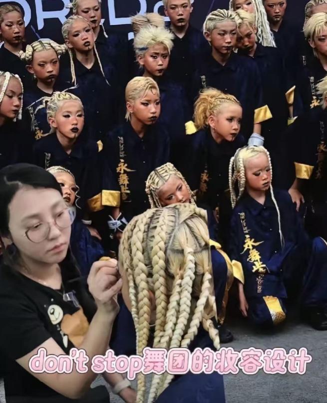 谁也没想到，一场本该充满童真和活力的儿童舞蹈比赛，却因为孩子们的妆造引发了巨大争