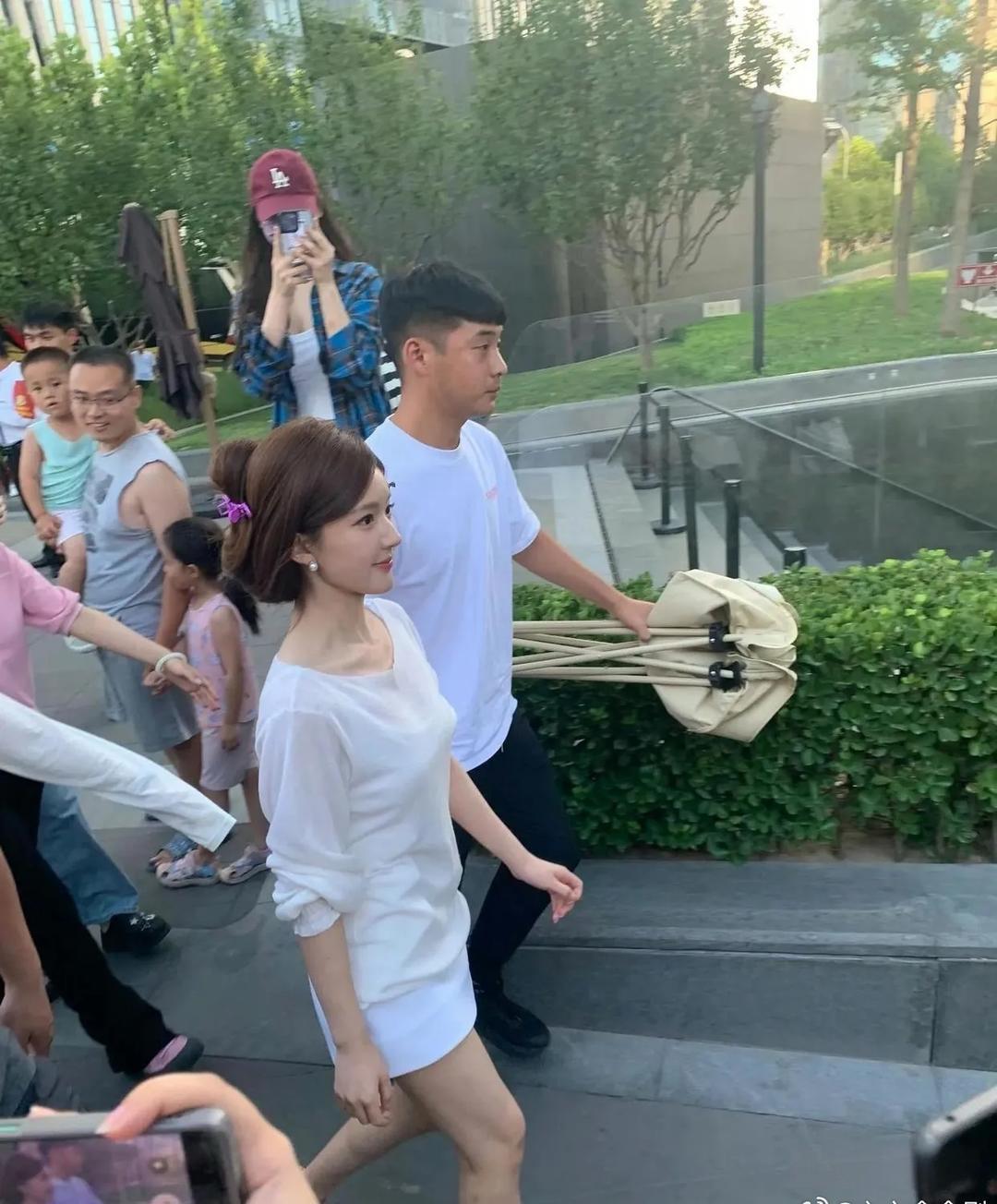 网友偶遇赵露思生图，她终于证明了自己确实八十斤。