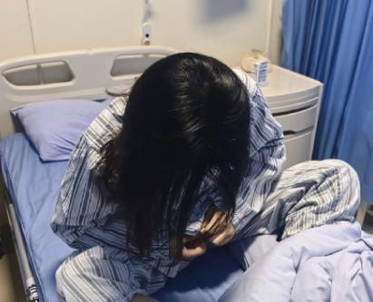 “闺女，你明天要给你爸捐肾，他那两套拆迁房已经全过给你弟了。”手术前夜，母亲这句