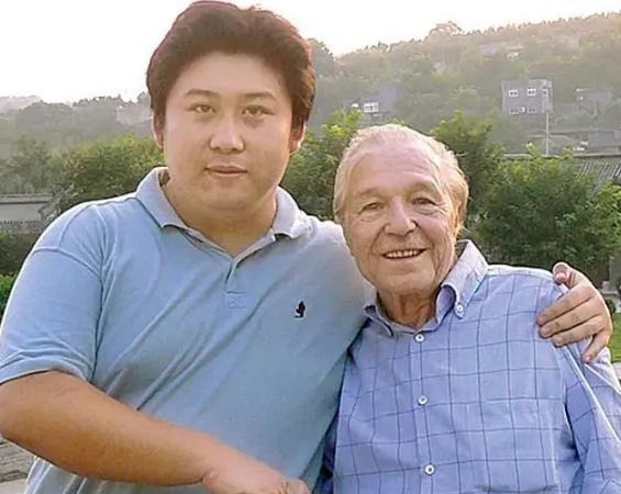 1999年，19岁郑州小伙到伦敦求学，英国房东给他免租8年，二人同吃同住。房东晚