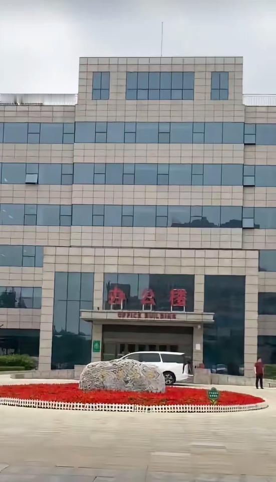 请教各位一个问题：为什么很多单位的院子里都会摆放一大块儿石头？听说三十年前特别流