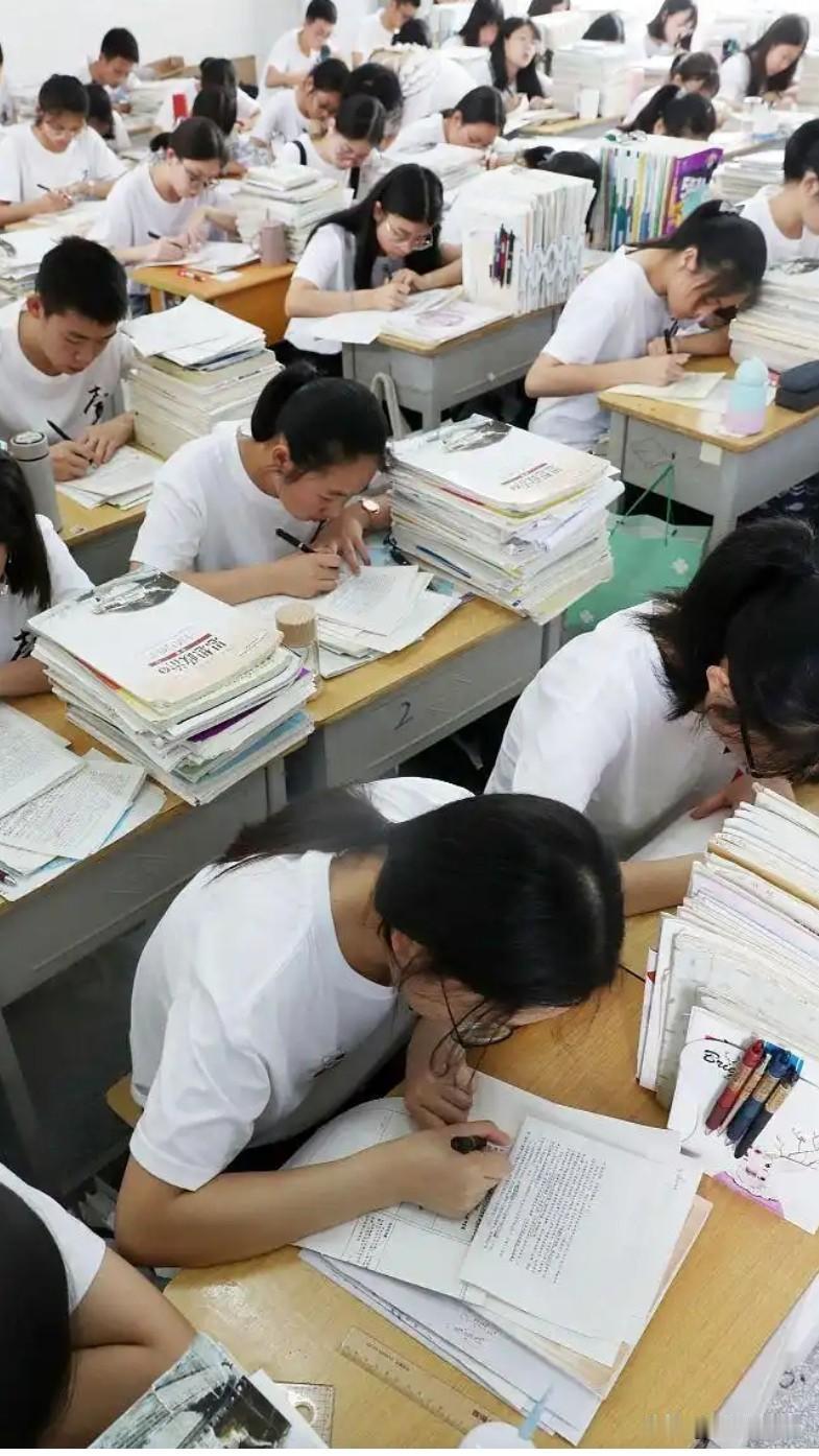我觉得学个师范还真不错！公费师范生：可以免学费、每月有补助、毕业后又带编制