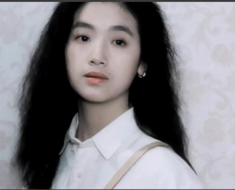当年，刘德华在演唱会上突然单膝跪下，对着坐在嘉宾席的吴倩莲说：“倩莲，嫁给我吧。