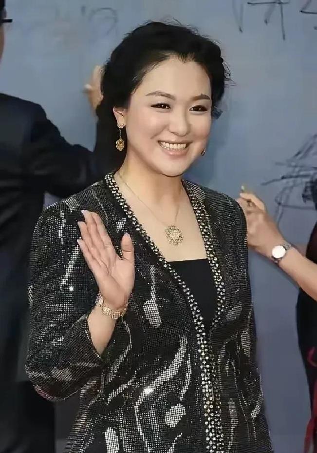 年轻时的巩俐风华绝代，眉眼如画，眼神灵动，五官精致大气，既有少女娇俏，又不失沉稳