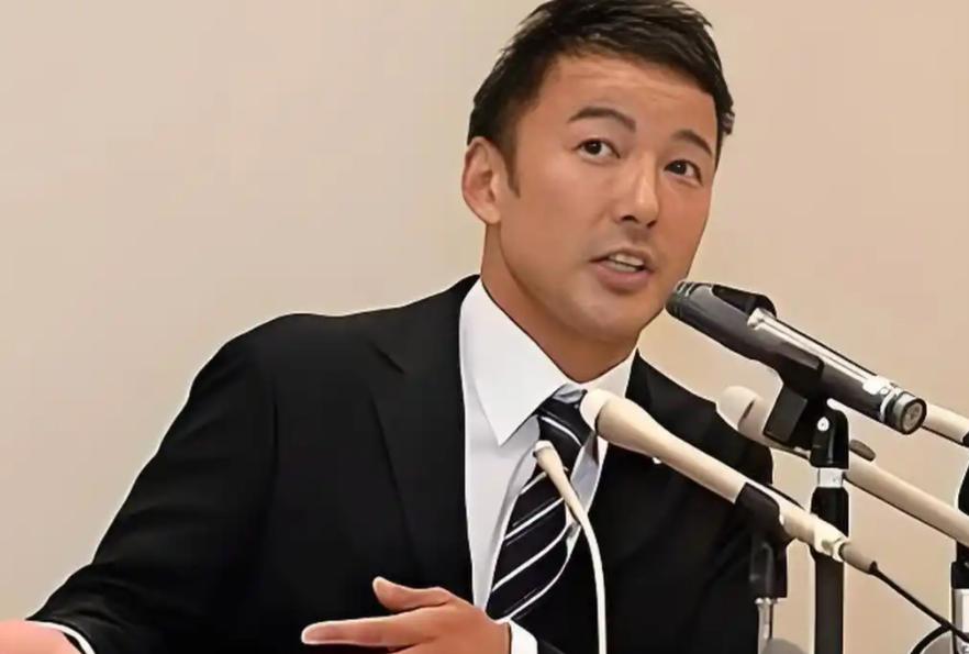日本政坛在国会预算委员会的现场，令和新选组党代表山本太郎指着首相高市早苗的鼻子，
