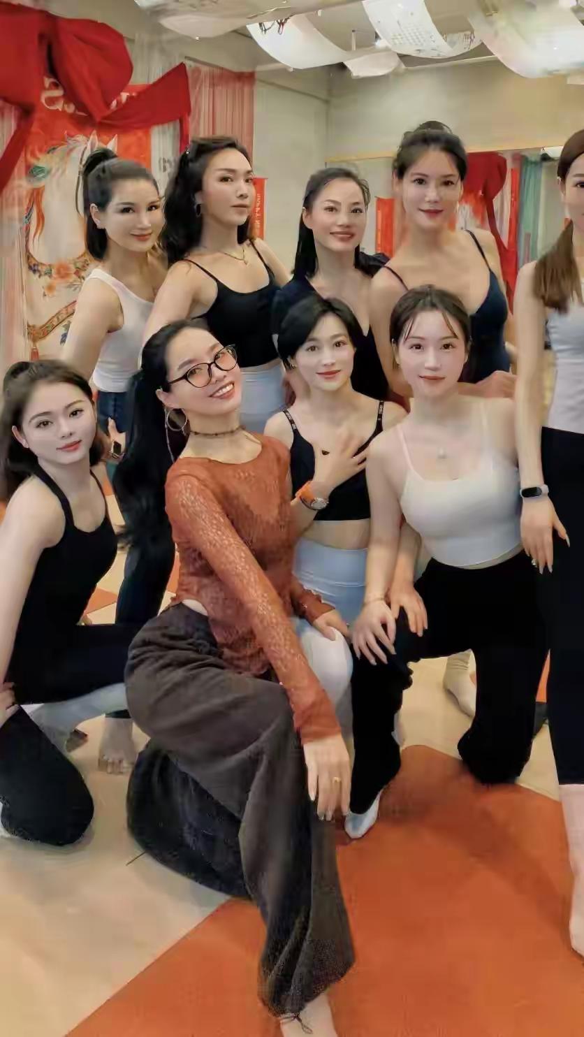 戴眼镜的女生最有魅力😄！是男的都毫不犹豫就选择她！